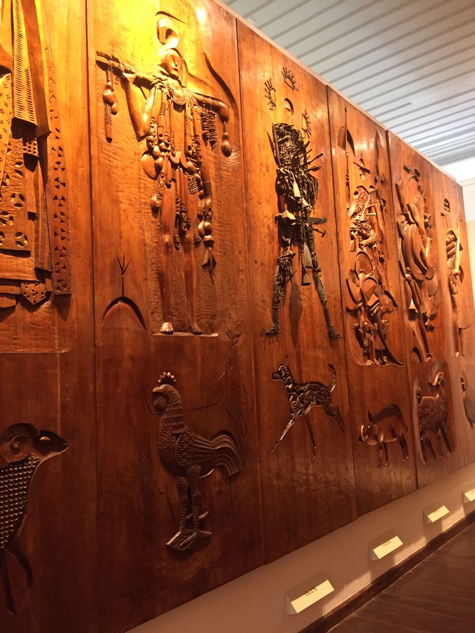 Coleção de painéis de Carybé - o conjunto de 27 talhas monumentais do artista plástico Carybé, representando Orixás do Candomblé.
