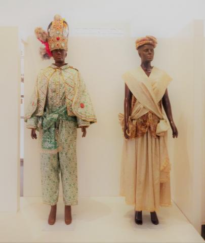 Indumentária - Indumentária de Ogum : Traje ritual de Pai Nezinho de Muritiba (Manoel Cerqueira de Amorim), nascido na cidade de Muritiba – Ba, em 1902 e falecido em 1973. Foi iniciado no Terreiro do Gantois. Fundou o terreiro de ritual Keto, chamado Ilé Ibse Alá Ketu Ashé Ogum Megegê, em 1929. Doação realizada em 1982. Indumentária de Angorô :Traje ritual da Mona Nkisi Meian Kunã (Marlene da Hora), do terreiro Tanuri Junçara, situado no Engenho Velho da Federação, Salvador – BA. Foi iniciada pela Nengua Mona Lubidi, do Terreiro Tumba Junçara. Angorô é divindade do panteão do candomblé Congo-Angola. Doação realizada em 1981.