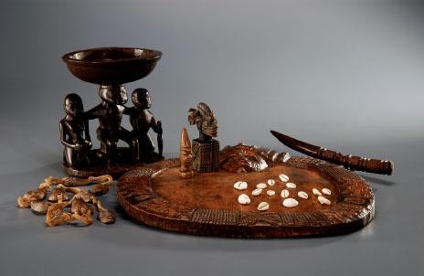 Conjunto de Ifá - madeira , marfim, cocos de dendê, búzios - objetos utilizados no processo oracular de Ifá (República popular do Benin)